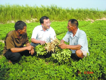 中原無處不飛花——記中國工程院院士、省農(nóng)科院院長張新友的中草藥科技咨詢之路